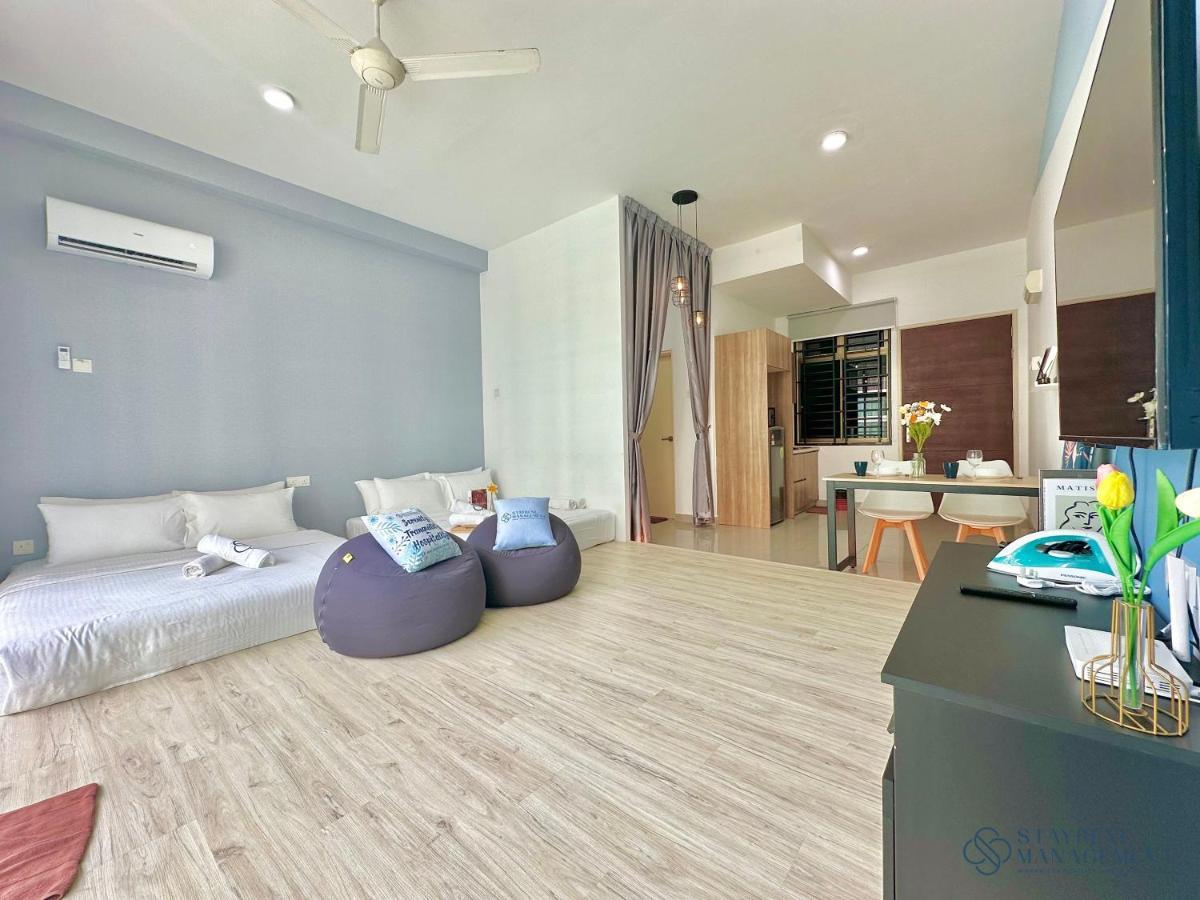 Apartment Palazio Mount Austin By Stayrene