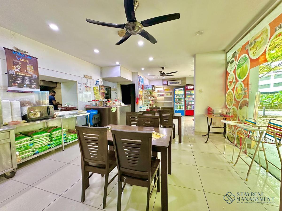 Apartment Palazio Mount Austin By Stayrene